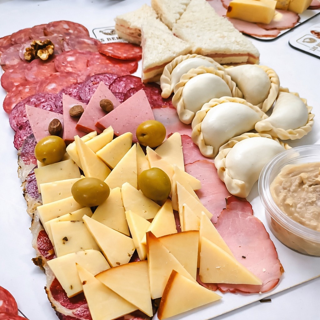 Picada con fiambres, quesos y productos para compartir de Les Berges